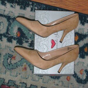NIB Romantic Soles Tan Beige Micro Suede Classic Pointed Toe Pumps Shoes size 9